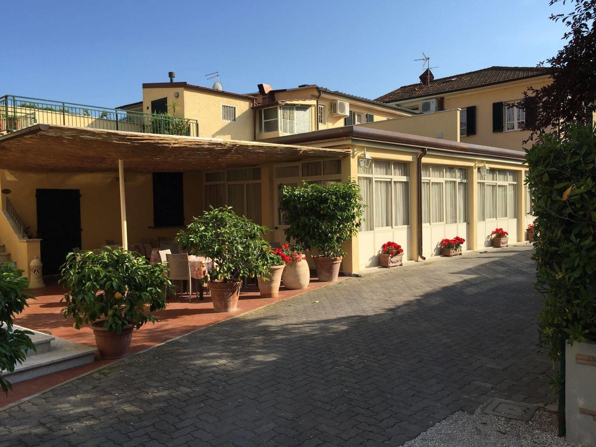 Hotel Verdesolemare Марина-ди-Пьетрасанта Экстерьер фото